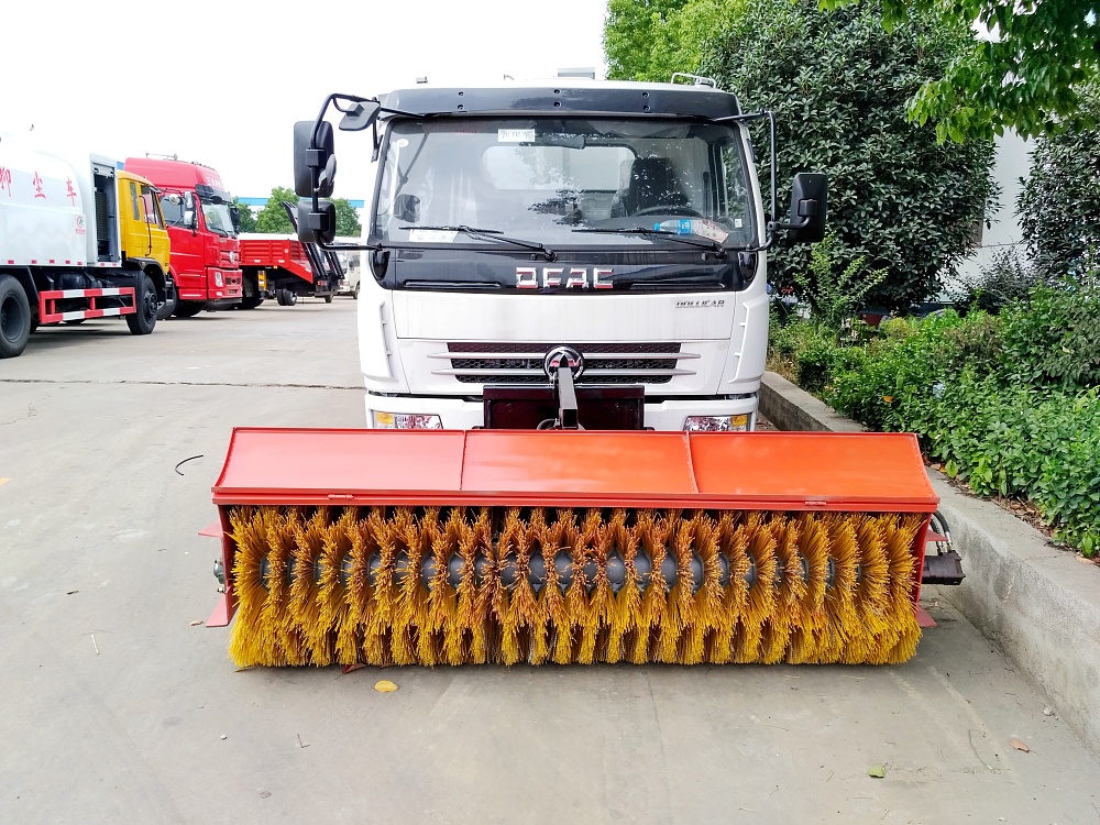 東風大多利卡吸塵滾掃清雪車